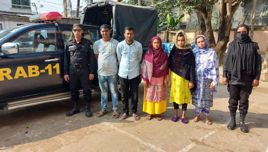 কুমিল্লায় নারীদের দিয়ে প্রতারণার ফাঁদ! গ্রেপ্তার ৫