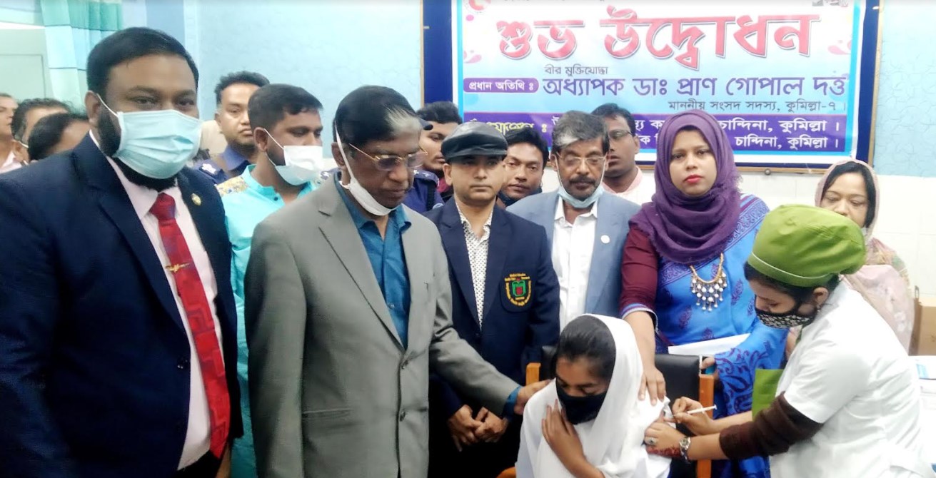 চান্দিনায় শিক্ষার্থীদের টিকাদান কার্যক্রম উদ্বোধন