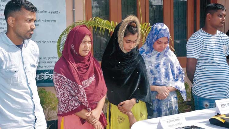 নারীদের দিয়ে প্রতারণার ফাঁদ!