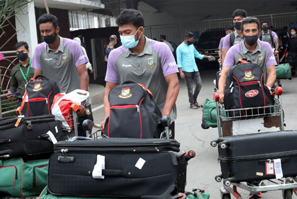 দেশে পৌঁছালেন মুমিনুলরা, আসেননি কোনো কোচ