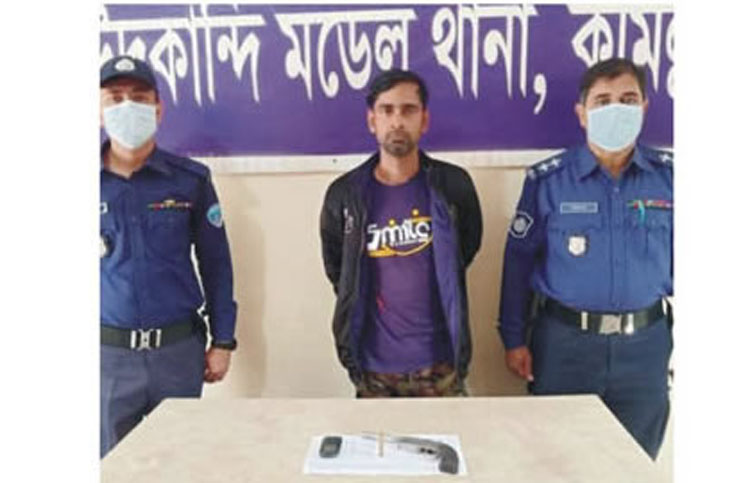 দাউদকান্দিতে পিস্তল ও গুলিসহ যুবক গ্রেপ্তার 