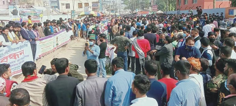 দাউদকান্দি পুলিশের নিরপেক্ষ ভূমিকার দাবিতে মানববন্ধন