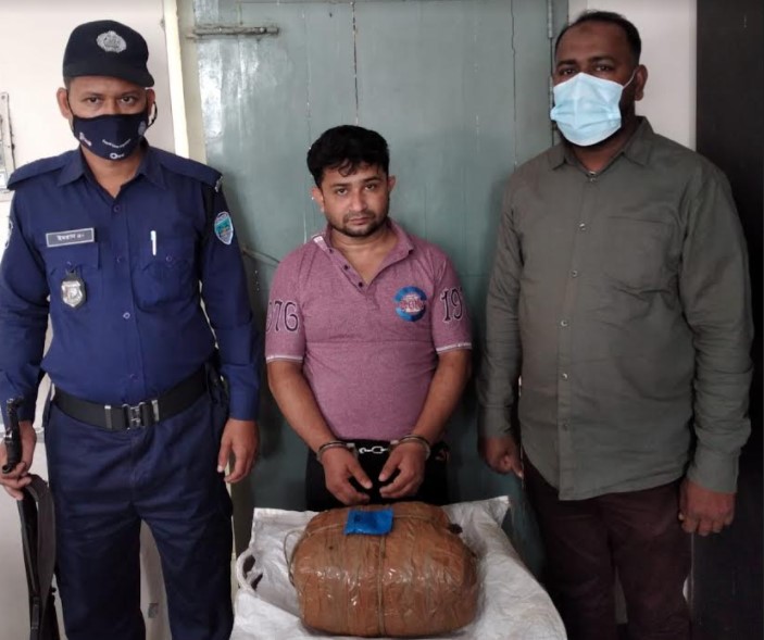 কুমিল্লায় ১২ মামলার পলাতক আসামী গ্রেফতার ॥ গাঁজা ও ইয়াবা উদ্ধার