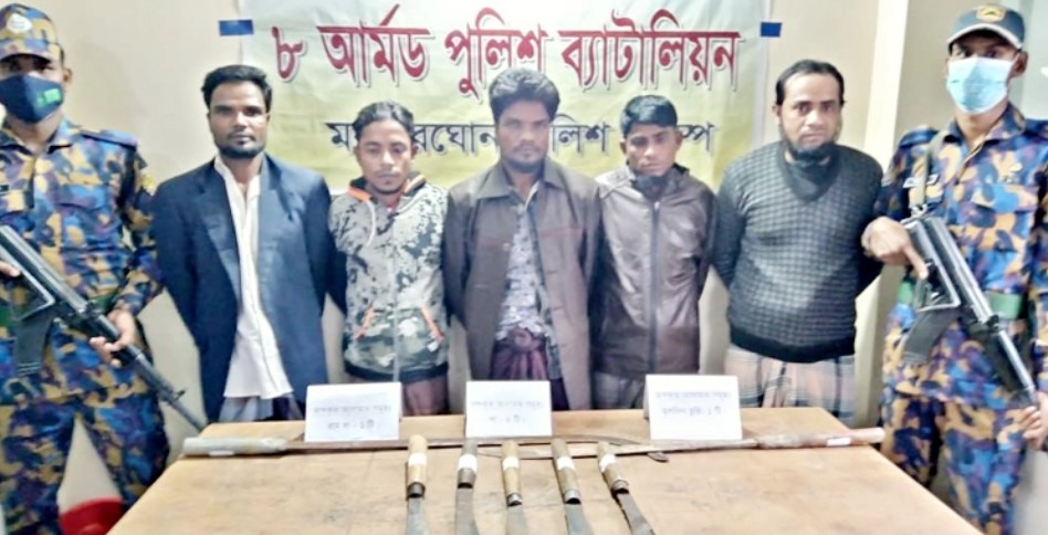 ডাকাতির প্রস্তুতিকালে দেশীয় অস্ত্রসহ ৫ রোহিঙ্গা আটক