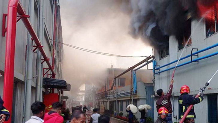 নারায়ণগঞ্জে পোশাক কারখানায় ভয়াবহ আগুন, নিয়ন্ত্রণে ১৩ ইউনিট