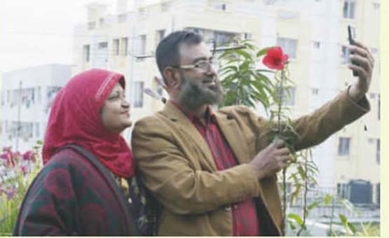 ছাদ বাগানে ৫০ প্রজাতির গোলাপ
