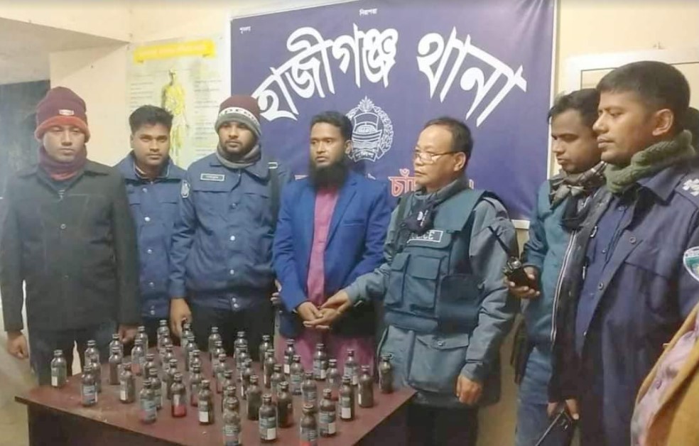 হাজীগঞ্জে ৪৮ বোতল ফেনসিডিলসহ চালক আটক