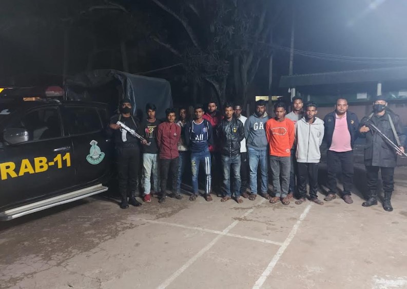 কুমিল্লায় চাঁদাবাজ চক্রের ১২ সদস্য আটক