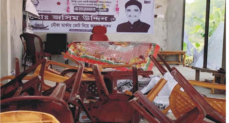 দেবীদ্বারে নৌকার অফিসে পুলিশের উপস্থিতিতে স্বতন্ত্র প্রার্থীর হামলা