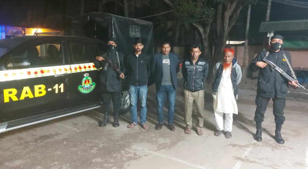 র‌্যাব-১১ এর অভিযানে দালাল চক্রের চার সদস্য গ্রেফতার 