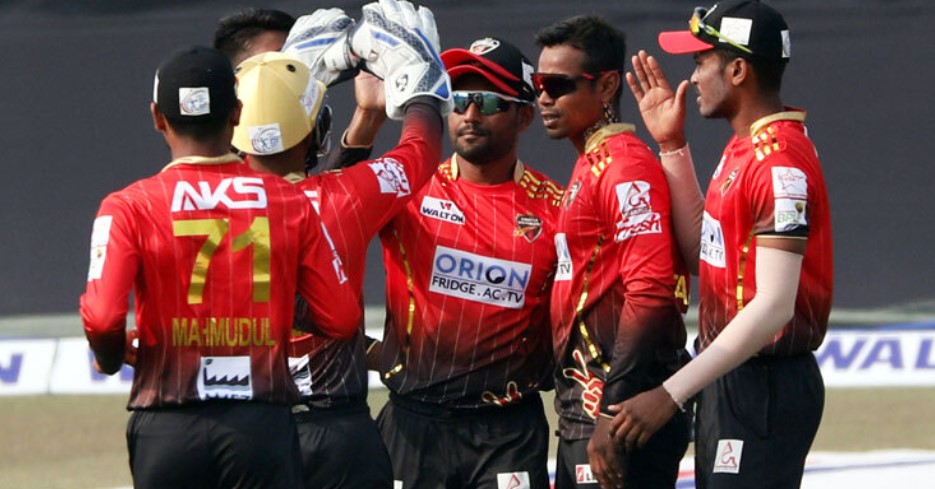 চূড়ায় বসে নারিন-মঈনের অপেক্ষায় কুমিল্লা