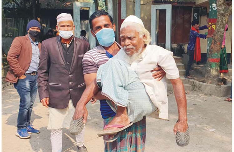 কোলে চড়ে কেন্দ্রে এসেছে ভোট দিতে পারলেন না নাজিম