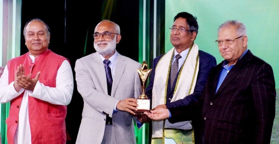 আরটিভি কৃষি পদক পেলেন কৃষিমন্ত্রী