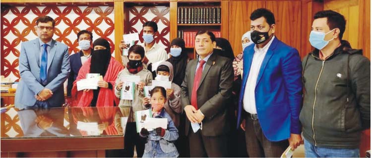 কুমিল্লায় প্রবাসী কর্মীর প্রতিবন্ধী সন্তানদের ভাতার চেক হস্তান্তর 