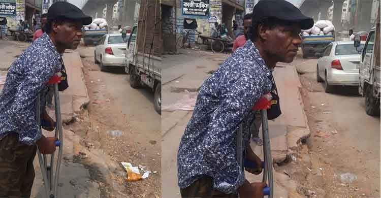 গায়ক আকবর, ক্রাচে ভর করে হাঁটছেন