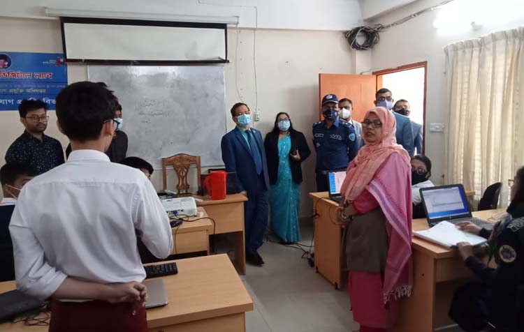 কুমিল্লা জেলা প্রশাসনের ফ্যাবল্যাবে নির্মান হচ্ছে রোবট