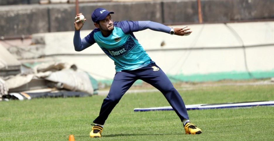 আঙুলের চোটে ছিটকে গেলেন মুশফিক