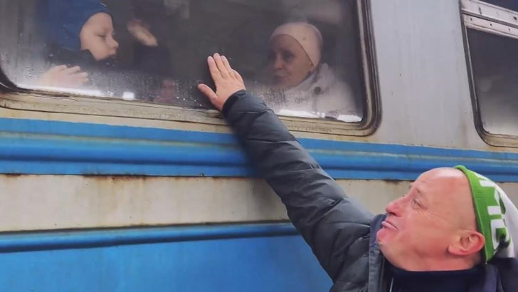 স্ত্রী-সন্তানকে বিদায় দিয়ে ট্রেনের জানালা ধরে অঝোরে কাঁদছেন ইউক্রেনীয়
