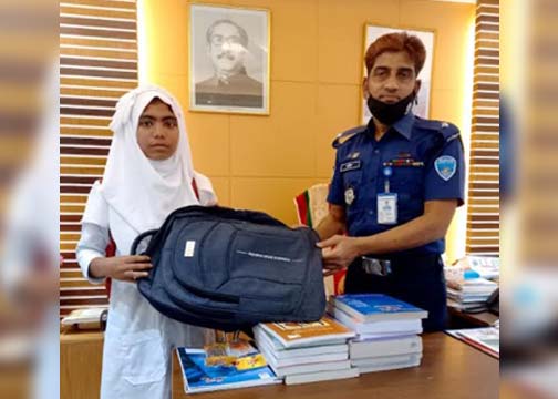 দেবিদ্বারে বাকপ্রতিবন্ধি ছাত্রীকে ডেকে বই-খাতা ব্যাগ উপহার দিলেন ওসি