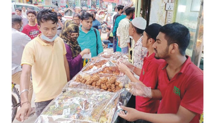কুমিল্লায় জমে উঠেছে ইফতার বাজার