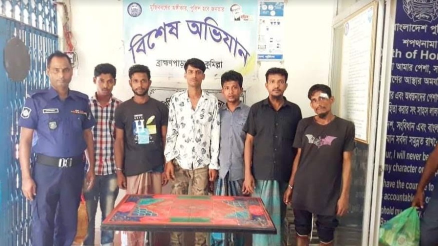 ব্রাহ্মণপাড়ায় বিভিন্ন মামলার আসামি ও মাদক কারবারিসহ গ্রেফতার ৬