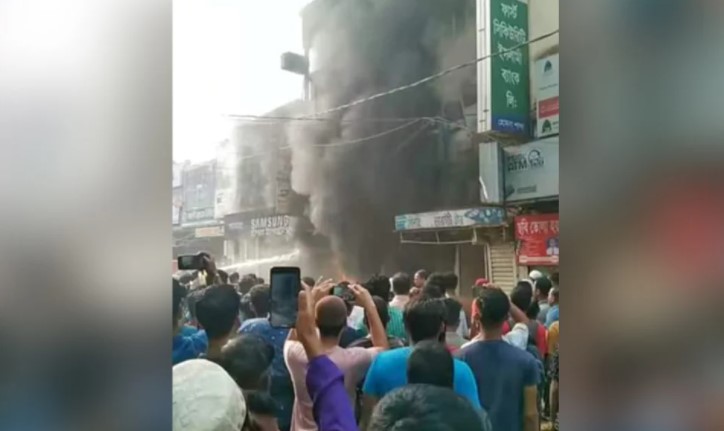 হোমনায় আগুনে পুড়েছে আট দোকান