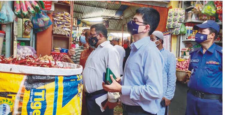কুমিল্লায় বাজার মনিটরিংয়ে জেলা প্রশাসনের মোবাইল কোর্ট