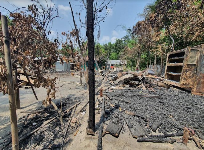 আগুনে ঘর পুড়ে সর্বশান্ত দেবিদ্বারের দিনমজুর ময়নাল হোসেন