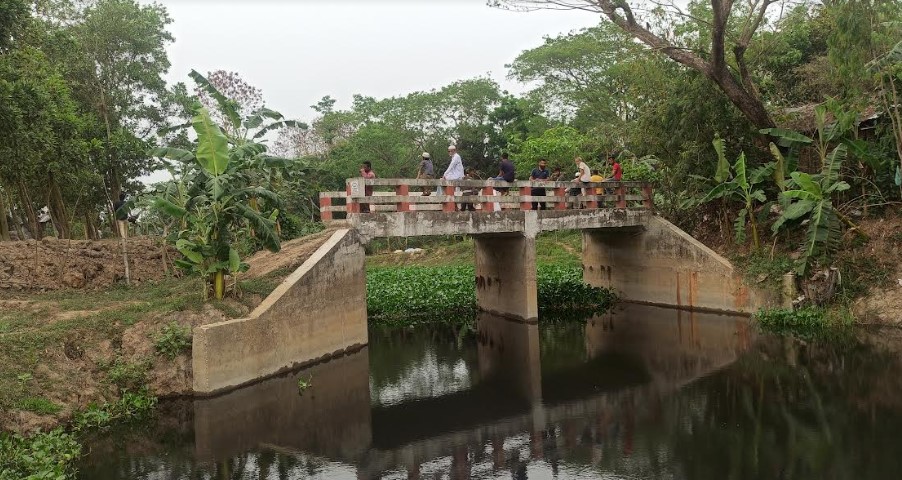 ৩০ লাখ টাকার সেতু কাজে আসছে না মানুষের!