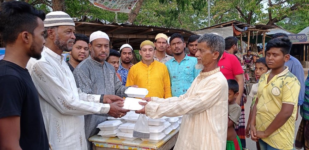ব্রাহ্মণপাড়ায় পথচারী ও অসহায় ছিন্নমুল মানুষের মাঝে মাসব্যাপী ইফতার বিতরণ