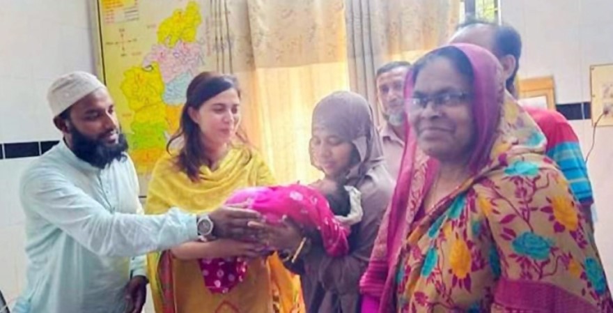 সেই নবজাতকের দায়িত্ব নিলেন নিঃসন্তান রিক্তা