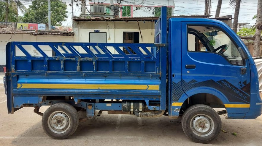 কুমিল্লায় পৃথক অভিযানে বিপুল পরিমাণ ফেন্সিডিল, ইয়াবাসহ আটক ২ 