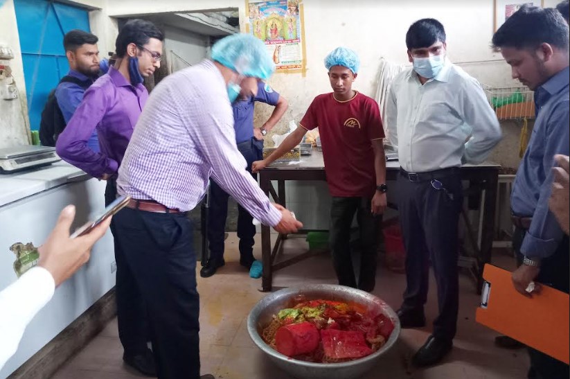 কুমিল্লায় ইফতারসামগ্রীতে কাপড়ের রঙ! ৪০ হাজার টাকা জরিমানা