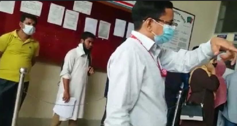 কুমিল্লায় পাসপোর্ট অফিসের ডিডির বিরুদ্ধে তিন সেবাগ্রহীতাকে মারধরের অভিযোগ