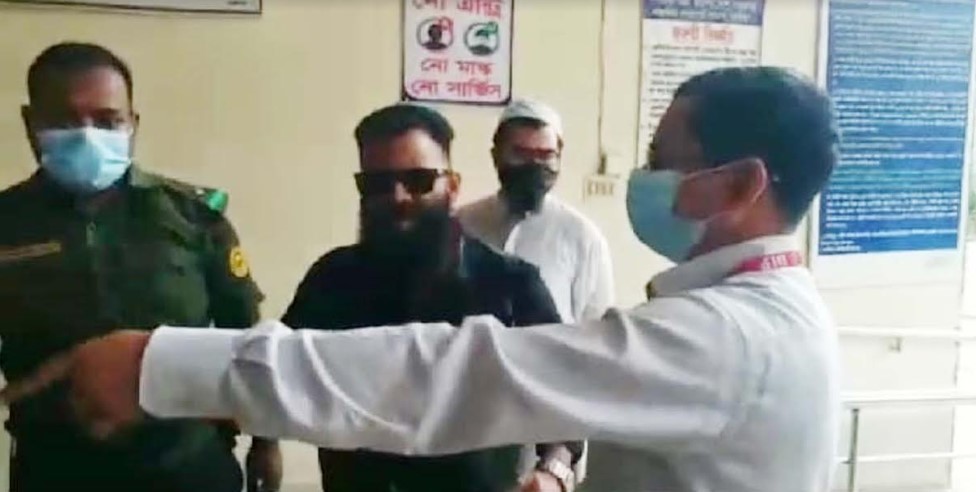 কুমিল্লায় পাসপোর্ট অফিসের ডিডির বিরুদ্ধে তিন সেবাগ্রহীতাকে মারধরের অভিযোগ