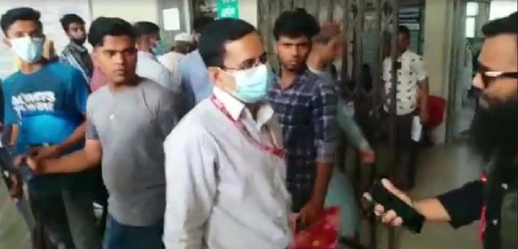 কুমিল্লায় পাসপোর্ট অফিসের ডিডির বিরুদ্ধে তিন সেবাগ্রহীতাকে মারধরের অভিযোগ