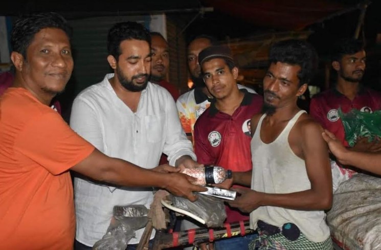 দেবিদ্বারে শেষ রাতে ভাসমান পথচারীদের সেহরি দিলেন স্বেচ্ছাসেবকলীগ