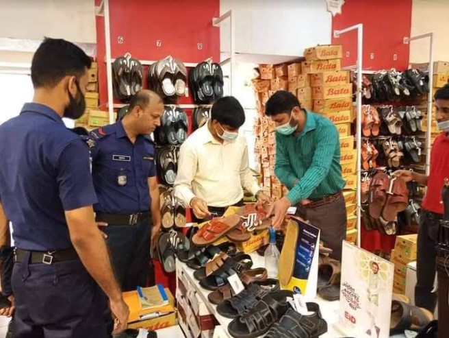 কুমিল্লায় জুতা ও লুঙ্গি বেশি দামে বিক্রি করায় জরিমানা