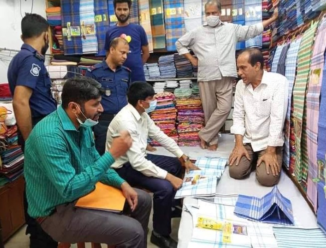 কুমিল্লায় জুতা ও লুঙ্গি বেশি দামে বিক্রি করায় জরিমানা