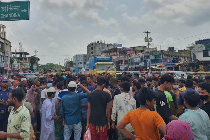 দেবিদ্বারে সড়ক অবরোধ করে শ্রমিকদের বিক্ষোভ 