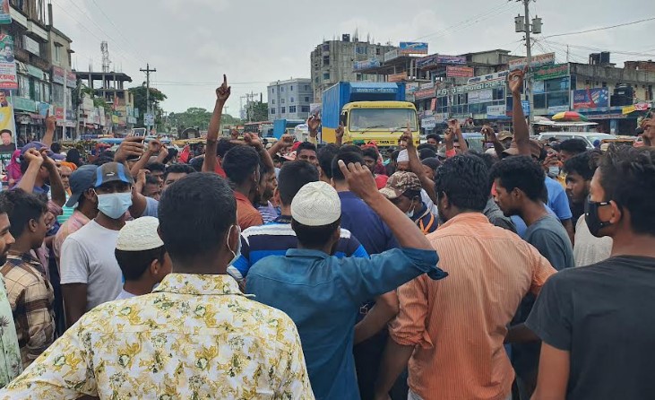 দেবিদ্বারে সড়ক অবরোধ করে শ্রমিকদের বিক্ষোভ 