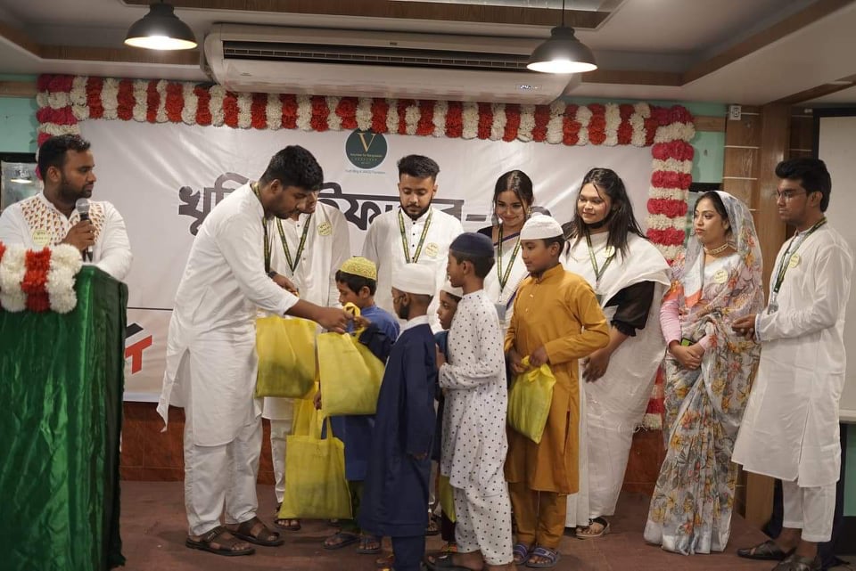 এতিমদের সাথে ইফতার করলো ভলান্টিয়ার ফর বাংলাদেশ