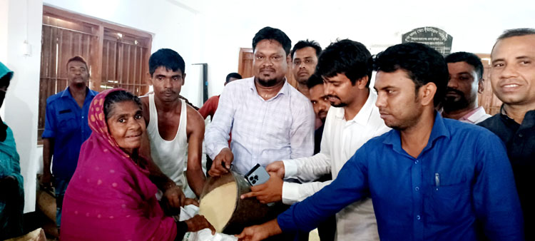 মনোহরগঞ্জে প্রধানমন্ত্রীর ঈদ উপহার পেলেন প্রায় ১৬হাজার পরিবার