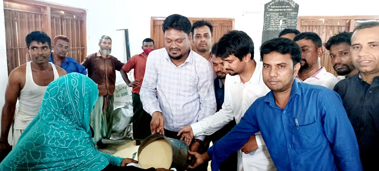 মনোহরগঞ্জে প্রধানমন্ত্রীর ঈদ উপহার পেলেন প্রায় ১৬হাজার পরিবার