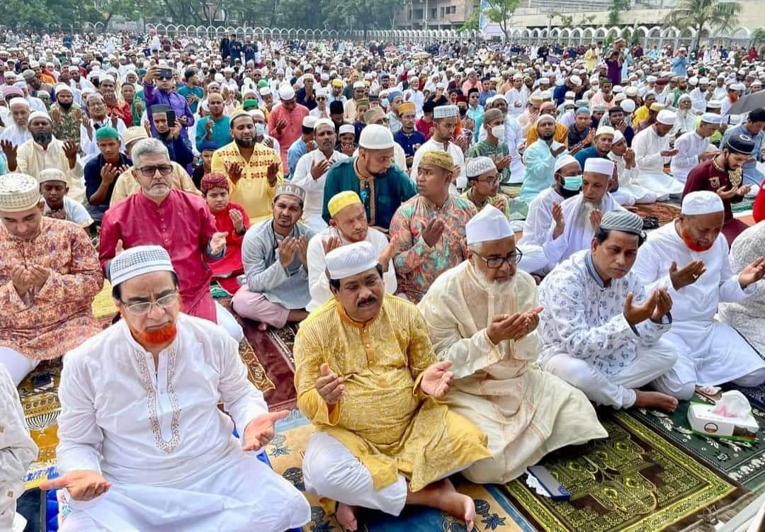 কুমিল্লায় ঈদ জামাতে মুসল্লির ঢল
