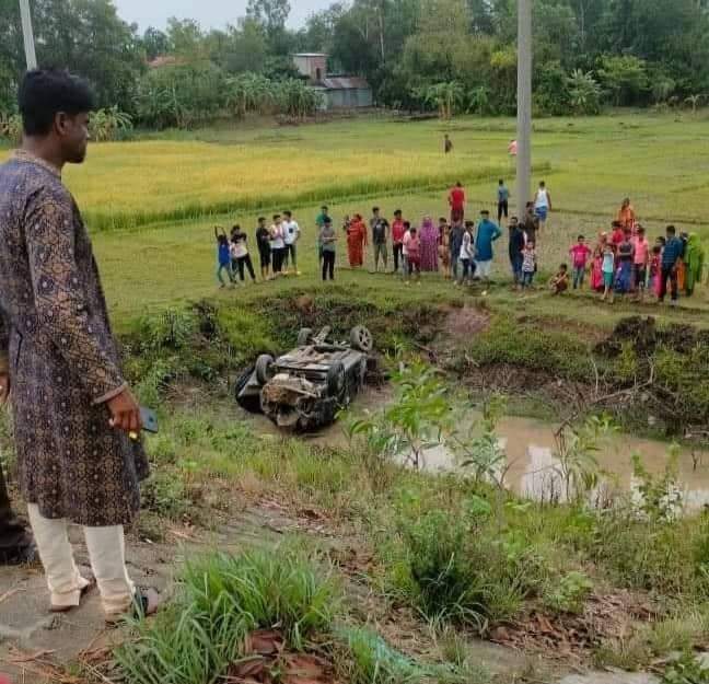 কুমিল্লায় নিয়ন্ত্রণ হারিয়ে প্রাইভেটকার গর্তে, চালক নিহত