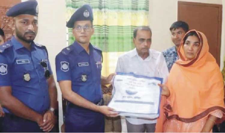 গুলিতে নিহত সাংবাদিক মহিউদ্দিনের বাড়িতে পুলিশের ঈদ উপহার