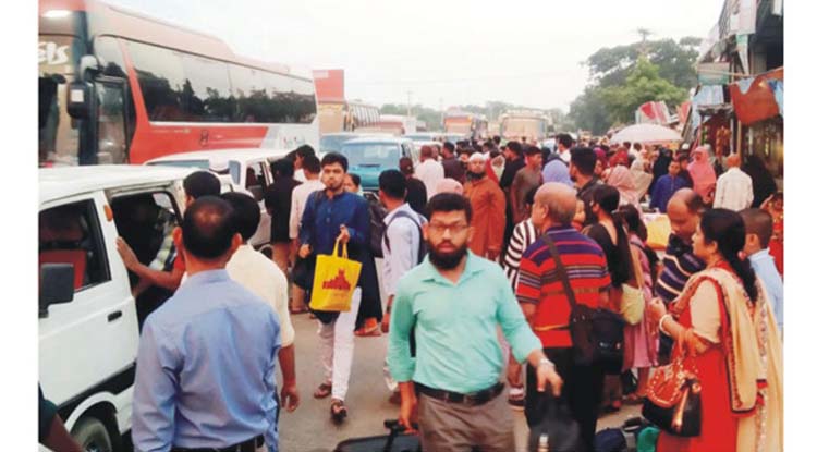 কর্মস্থলে ফিরতে যাত্রীদের হুড়োহুড়ি 