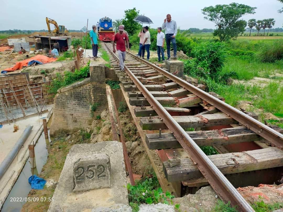 বগি লাইনচ্যুত: ঢাকা-চট্টগ্রাম ও নোয়াখালী রুটে ট্রেন চলাচল বন্ধ 