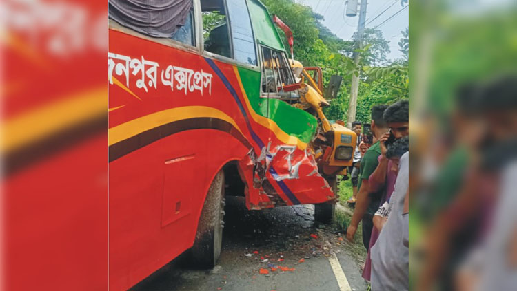 দাউদকান্দিতে বাস- ট্রাক মুখোমুখি সংঘর্ষে আহত ২০